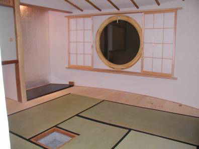 自然農法たたみ　横浜新築　お茶室　１メートルの丸い窓があります。