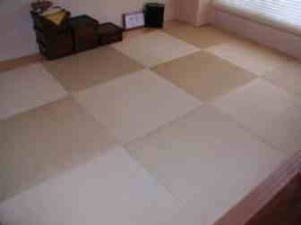 数年経った縁なし畳の部屋。シックなベージュ色になった畳も落ち着き空間になりました。