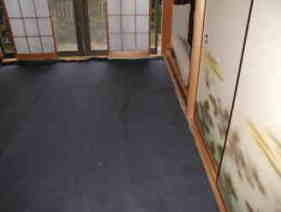 床板に活性炭施工を行なった写真。１００％自然素材の施工材ですが、通常、シート・塗装など接着に化学製品が先ずほとんど使われている。