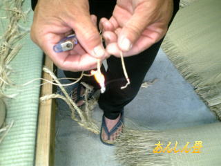 琉球畳の糸　１００％自然素材と化繊糸を燃やしています。