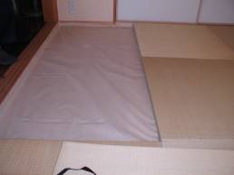 畳を剥いで、床板に漢方防虫シートを施工した写真。