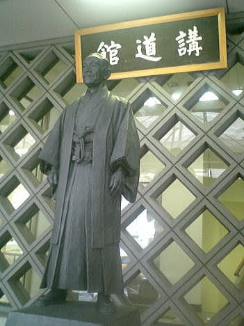 講道館　嘉納治五郎師範の銅像　写真